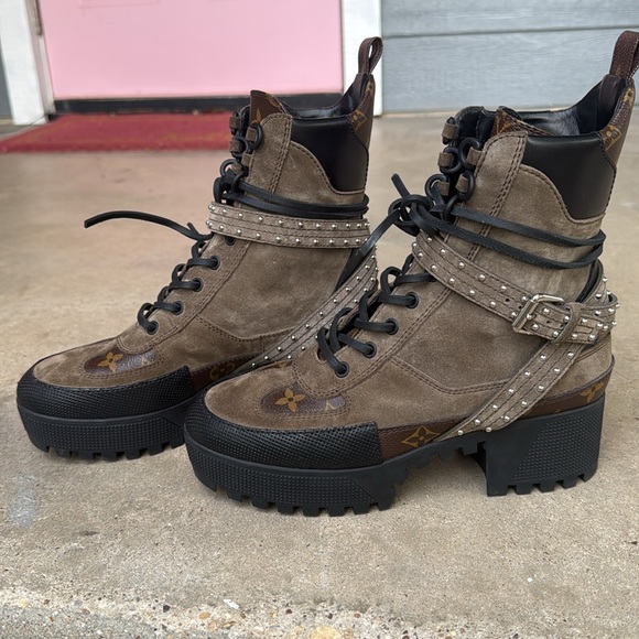 LOUIS VUITTON Suede Calfskin Monogram Laureate Platform Desert Boots Kaki - Picture 16 of 17